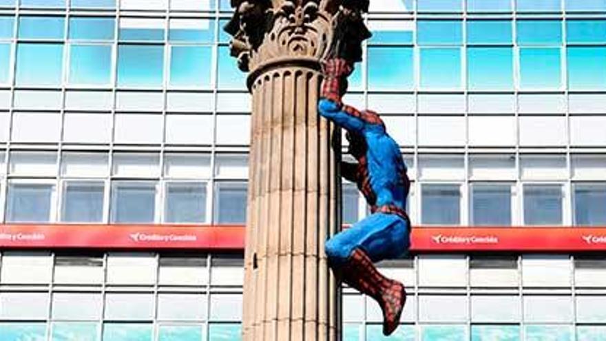 Una figura de Spiderman &#039;trepando&#039; el Obelisco.