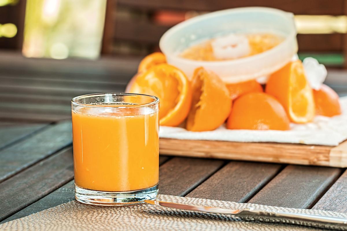 El zumo de naranja aporta vitaminas y micronutrientes a nuestra dieta.