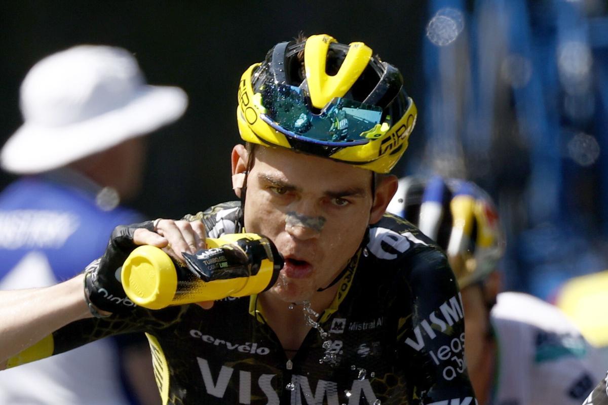Sepp Kuss, ciclistas estadounidense, bebiendo agua durante la sexta etapa del Tour de Francia. Sepp Kuss, ciclistas estadounidense, bebiendo agua durante la sexta etapa del Tour de Francia.