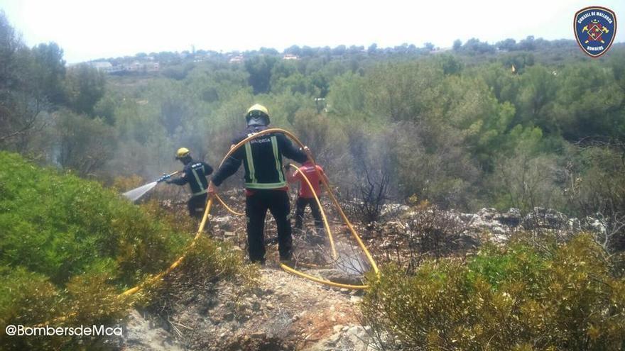 Varios bomberos, en el incendio de Cala Domingos.