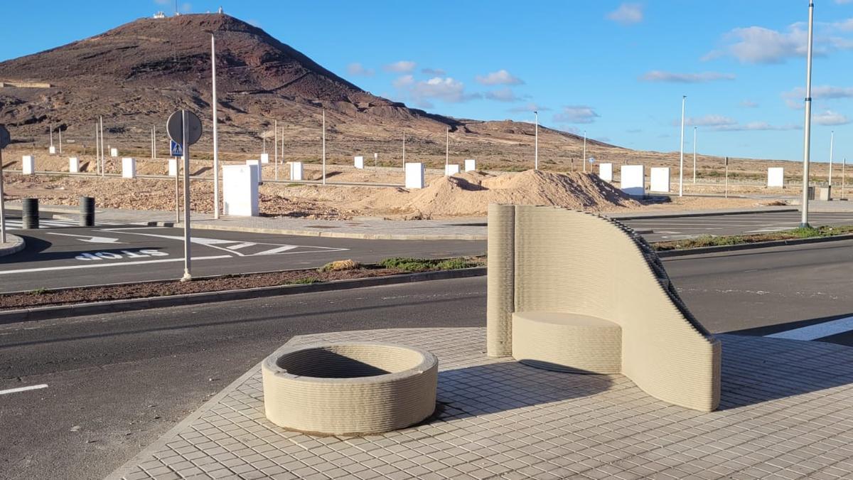Los nuevos bancos y maceteros instalados en el Paseo del Faro de Arinaga.