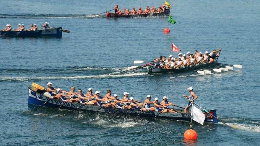 Una regata de traineras, en aguas de Meira. // G.Núñez