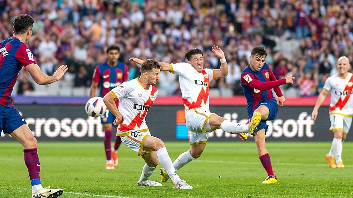 Pedri marca el 2-0 al Rayo Vallecano en Montjuïc tras una gran jugada de João Félix.