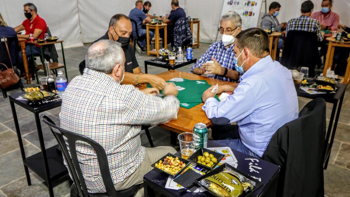 Las primeras partidas del campeonato de cotos, ayer, en el MAF.