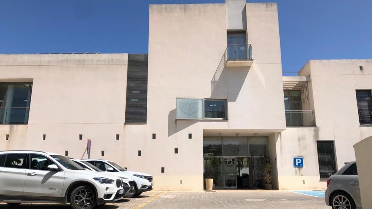 Fachada del Ayuntamiento de Sant Joan.