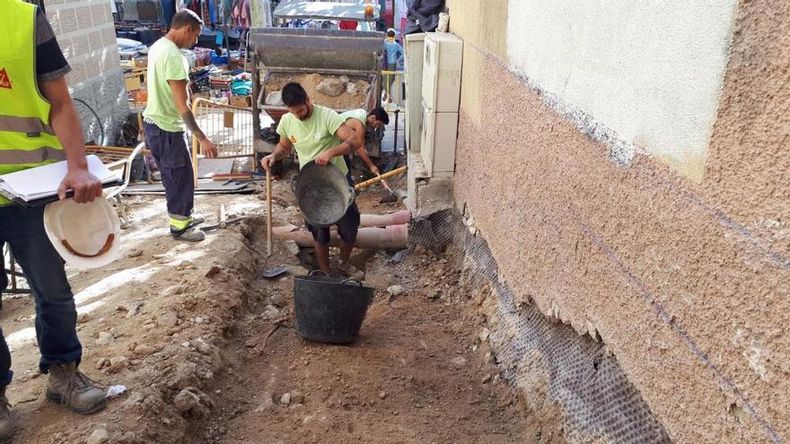 Imagen de las obras en el Carreró Enric Puyo, con La Plaça al fondo.