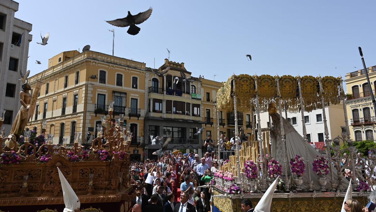 El Resucitado y la Aurora se encuentran en la plaza de España mientras una docena de palomas alzan el vuelo.