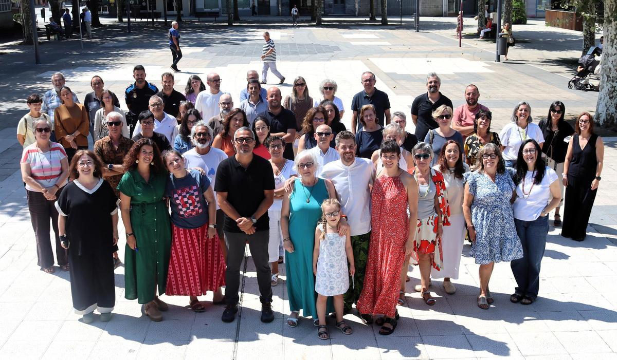 Foto de familia con Maite Márquez na Praza do Concello de Carballo.