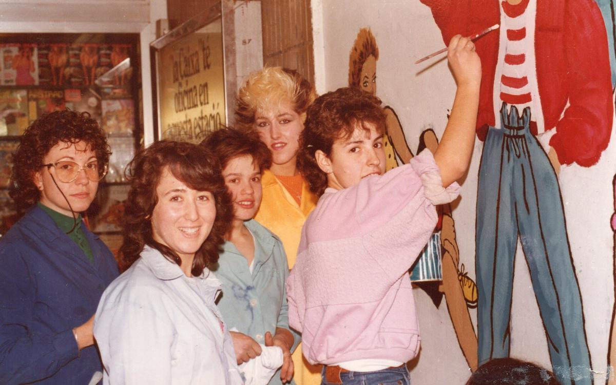 Carmen Fernández y sus compañeras, pintando el mural de la estación de metro Verdaguer en Barcelona, en mayo del 1985