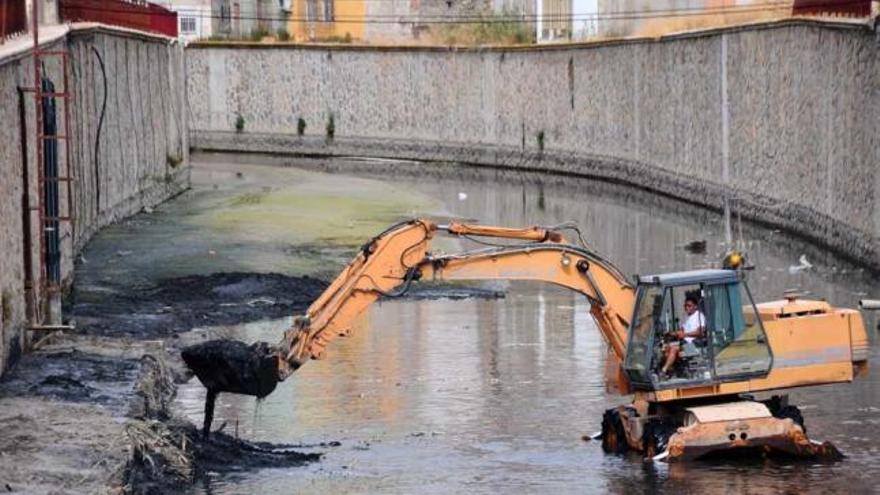 El río Segura a su paso por Orihuela en una imagen tomada el pasado julio, durante la limpieza de lodos que acometió la CHS.