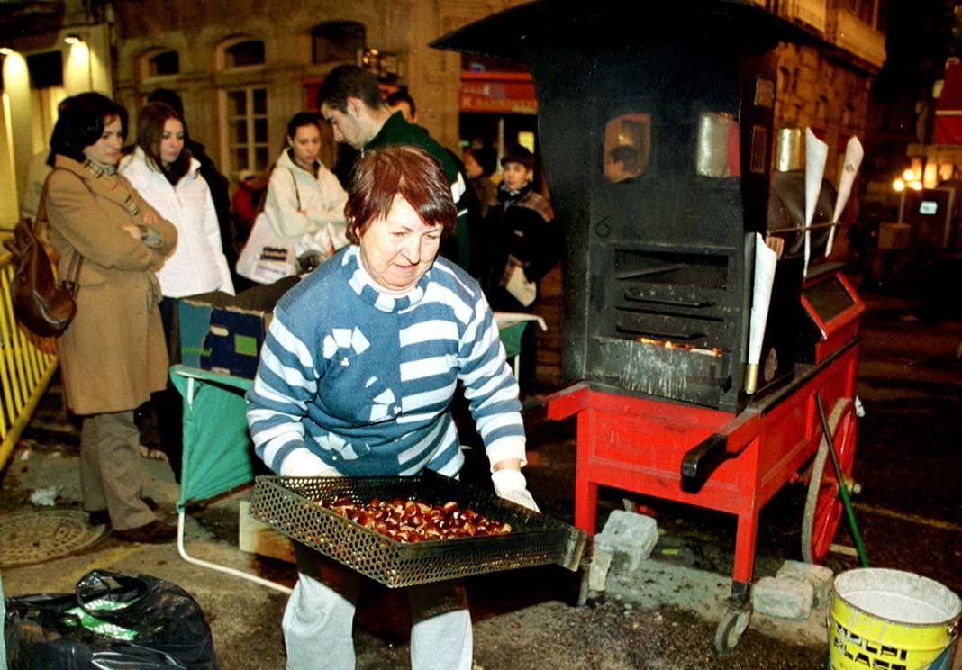 Castañera asando castañas en el centro de Vigo en el 2000