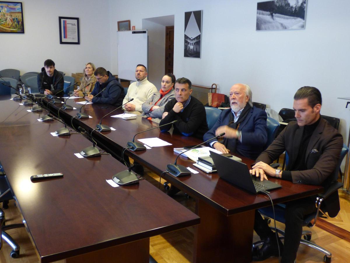 Presentación del proyecto al equipo de gobierno en el salón de plenos.