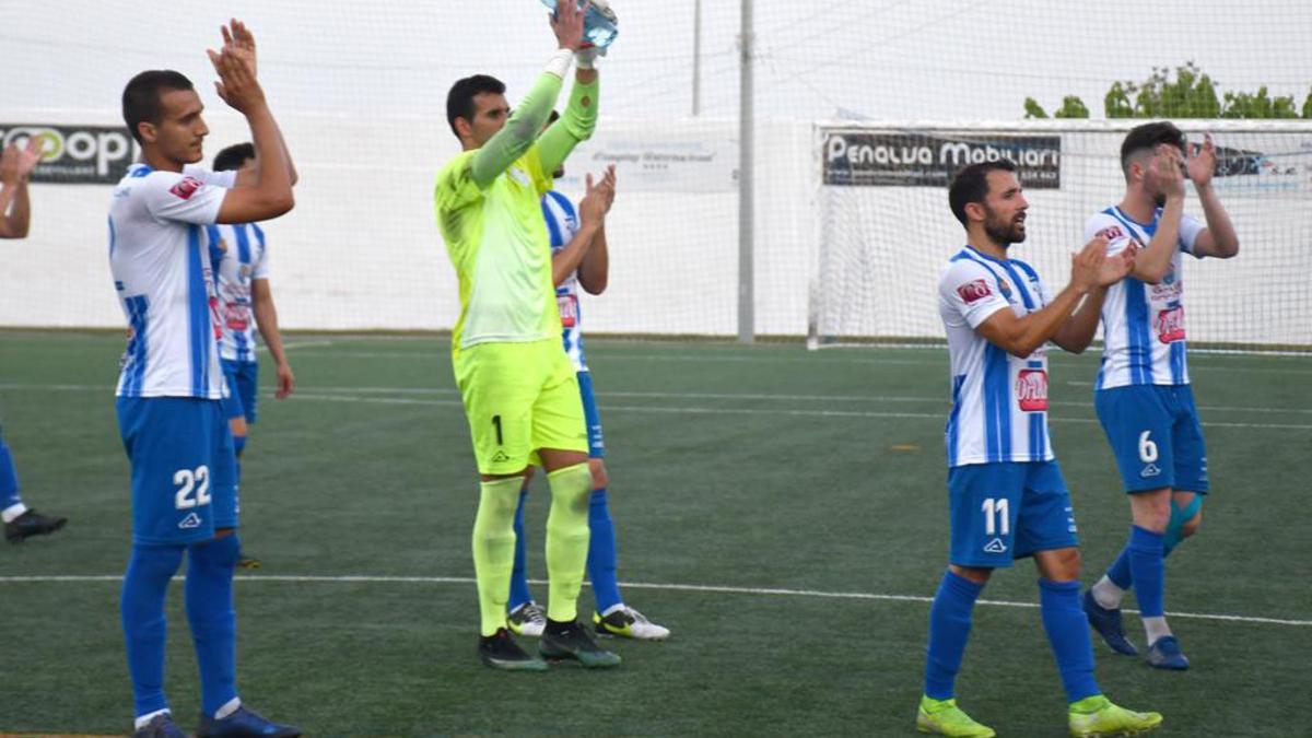 Jugadores del Crevillente en el último partido en casa de la temporada