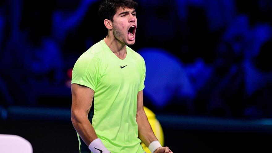 Carlos Alcaraz remonta a Novak Djokovic en su exhibición de Riad