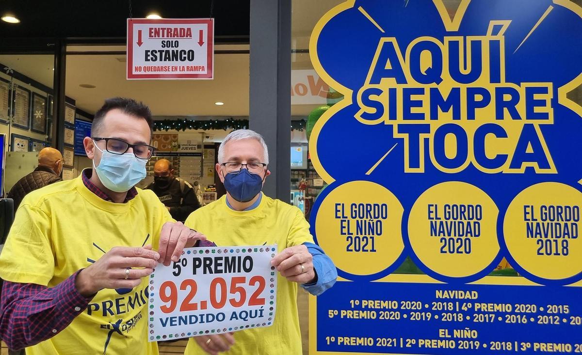 Los loteros de la administración de Porriño (Pontevedra) posan con el cartel del quinto premio extraído en la Lotería de Navidad este miércoles.