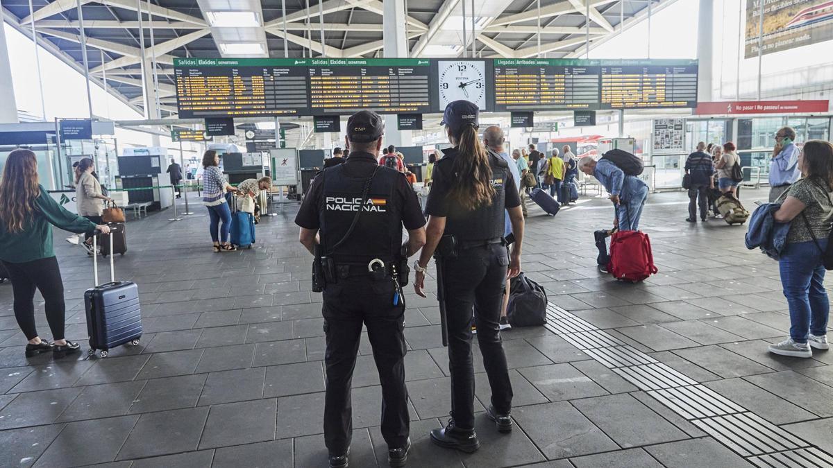 Una patrulla de la Policía Nacional en la estación del AVE de Joaquín Sorolla, ayer