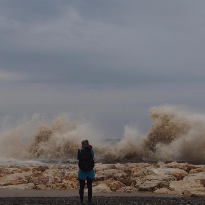 Málaga está este lunes en alerta naranja por fenómenos costeros y fuerte oleaje