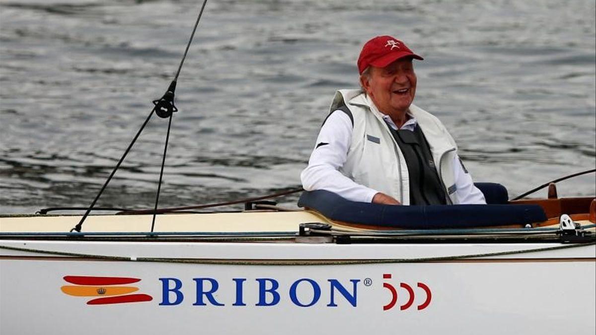 El rey Juan Carlos, en el &#039;Bribón&#039; durante su regata en Sanxenxo (Pontevedra).