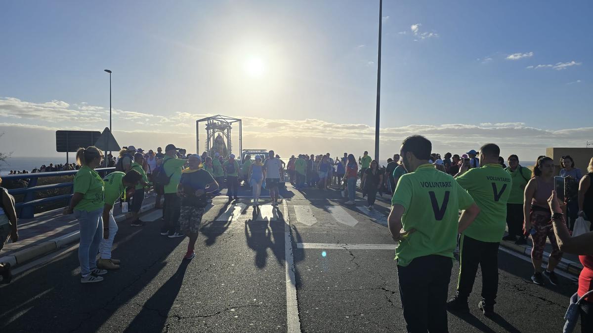 La 'Morenita' cruza el puente de Las Caletillas