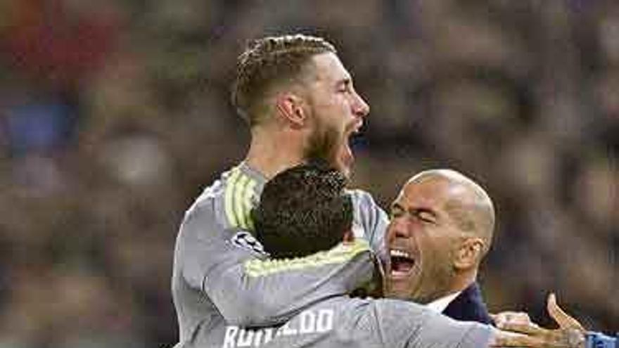 Una celebración especial. Era solo la ida de los octavos de final de la Liga de Campeones, pero los jugadores del Madrid escenificaron una celebración especial del primer gol en el Olímpico de Roma. Cristiano Ronaldo y Sergio Ramos buscaron a Zidane y después se unió el resto del equipo.