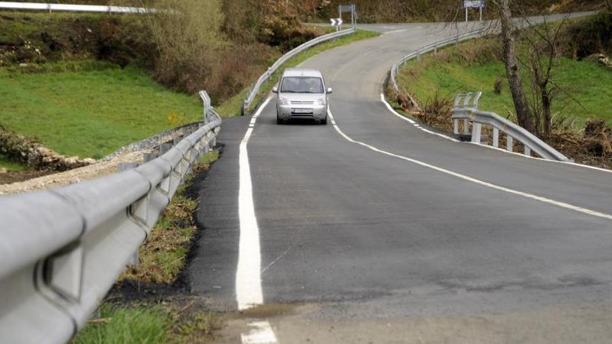 Carretera provincial que comunica el Alto da Rocha con Dozón.   | // BERNABÉ/JAVIER LALÍN