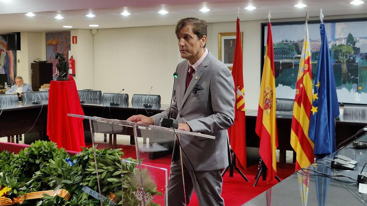El alcalde de Alzira, Alfons Domínguez, durante el discurso institucional.
