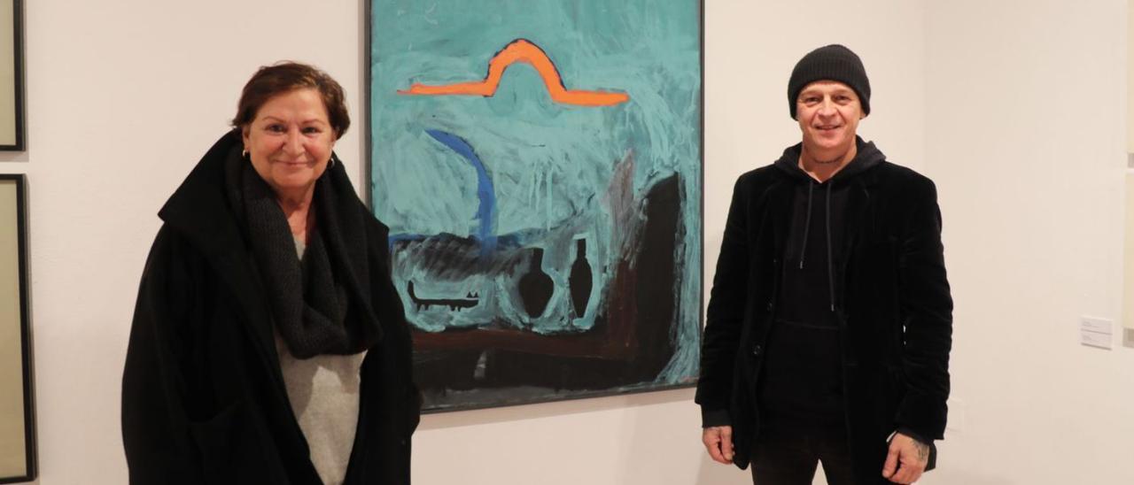 Verdera y Oya, junto a una obra expuesta del formenterés Enric Riera.