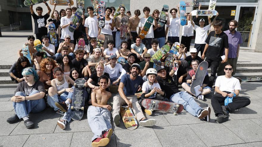 Los patinadores vigueses se suman al Día Mundial del Skate