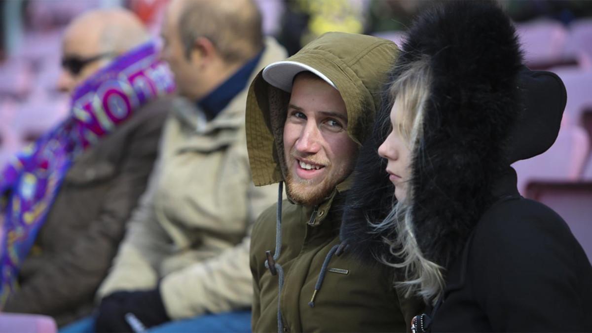 Los aficionados tuvieron que abrigarse más de lo habtiual en el Camp Nou