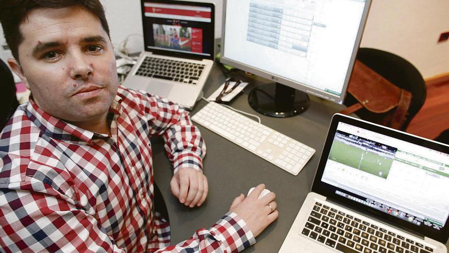 Antonio Gómez opera con algunos de los programas informáticos que utiliza para ampliar documentación sobre futbolistas.