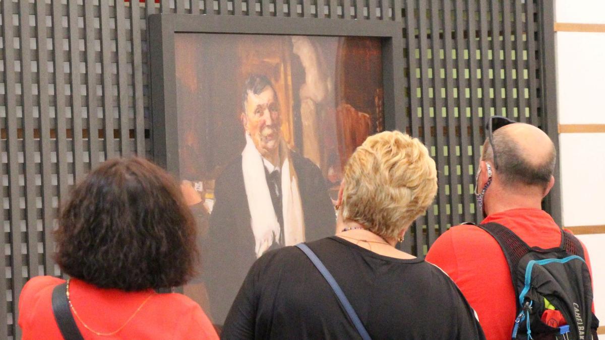 Distintas personas en la muestra &#039;La verdad humana&#039; que se exhibe en la Casa Museo Pérez Galdós