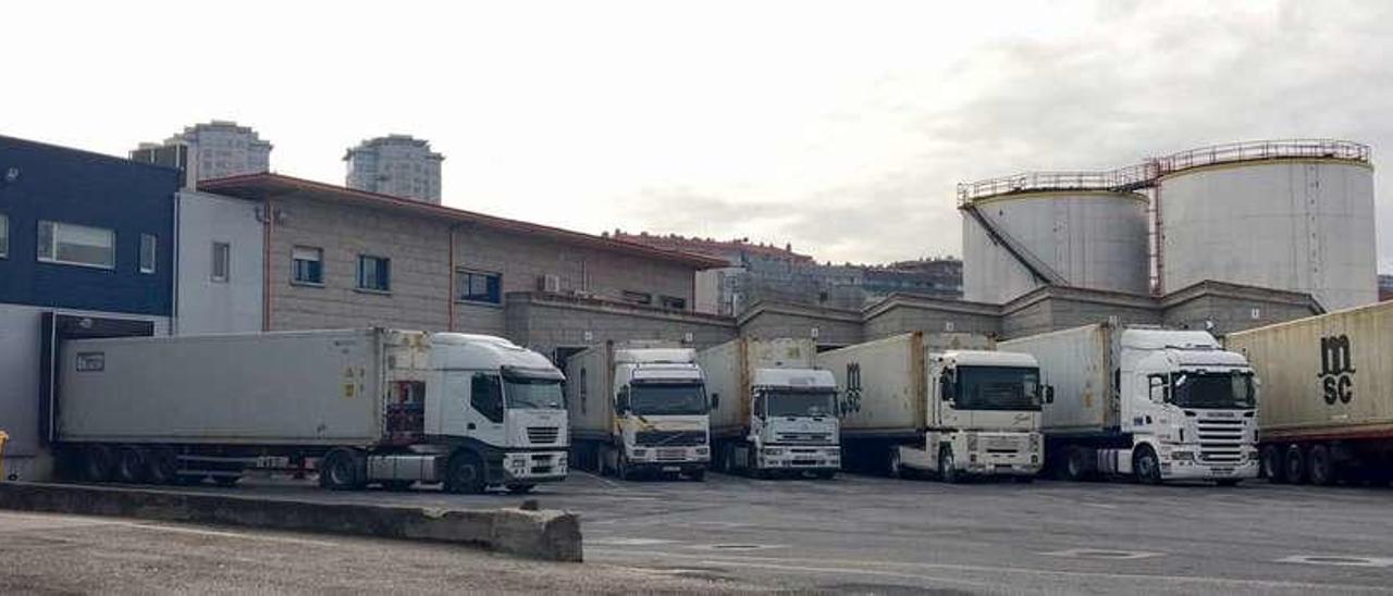 Camiones estacionados en cada una de las respectivas bocas del PIF de Guixar para la inspección de sus contenedores. // A. O.