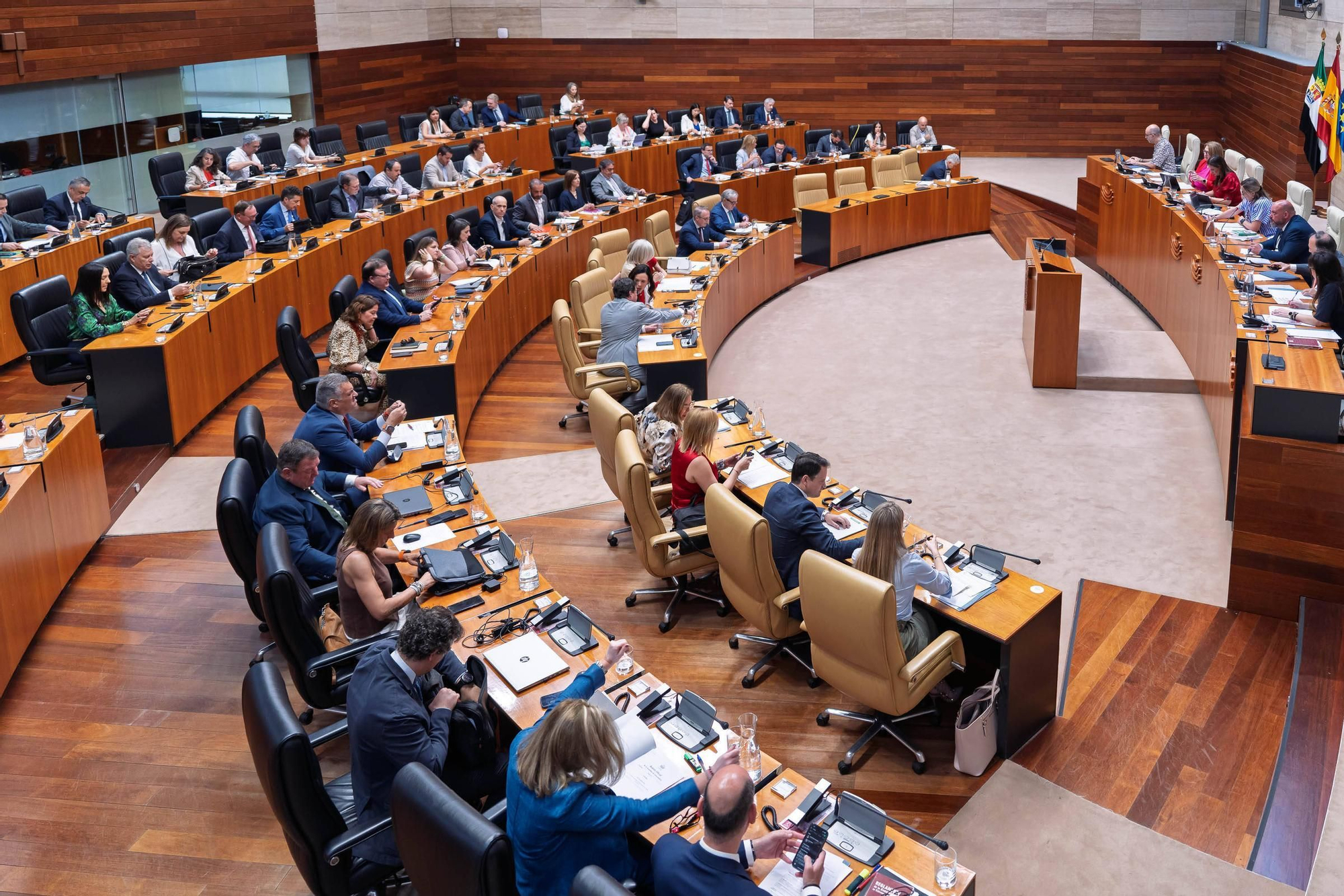 Fotogalería | Las imágenes del pleno en la Asamblea de Extremadura