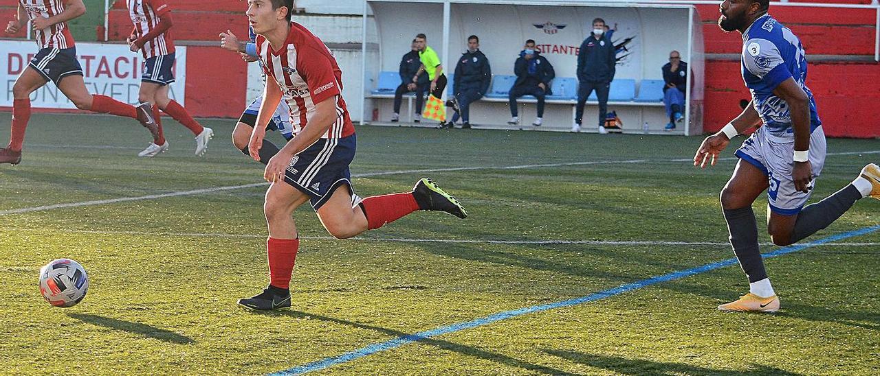 Una jugada del choque entre el Alondras y el Ourense CF. |  // GONZALO NÚÑEZ