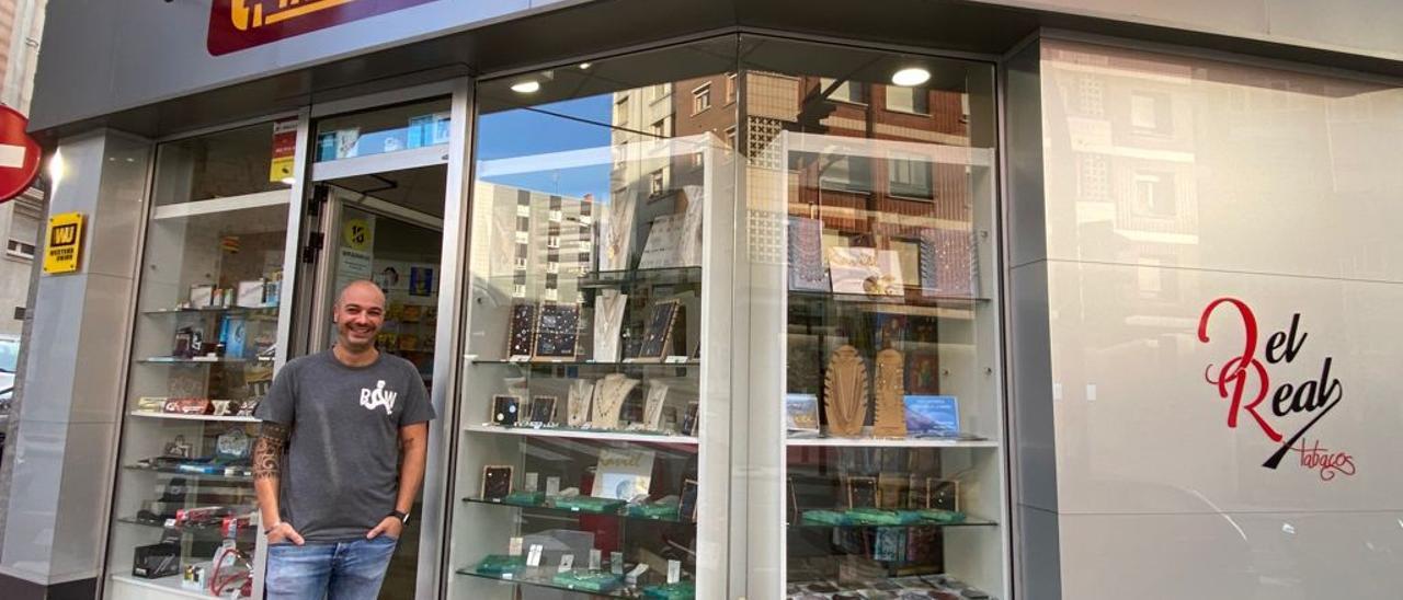 Iván Guerra, a la puerta de su estanco, en la calle Fuente del Real.