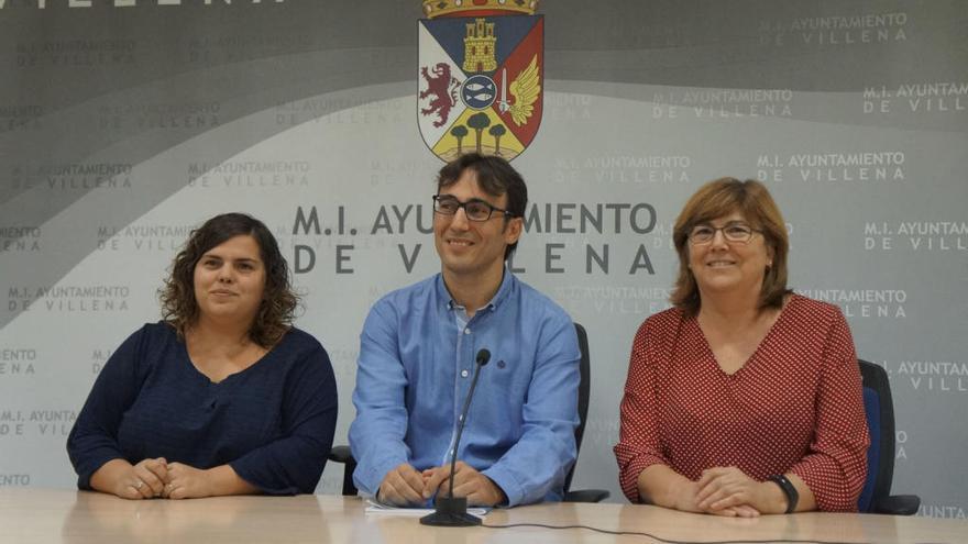 Carlos Navarro, director del colegio Príncipe, con ediles del equipo de gobierno de Villena