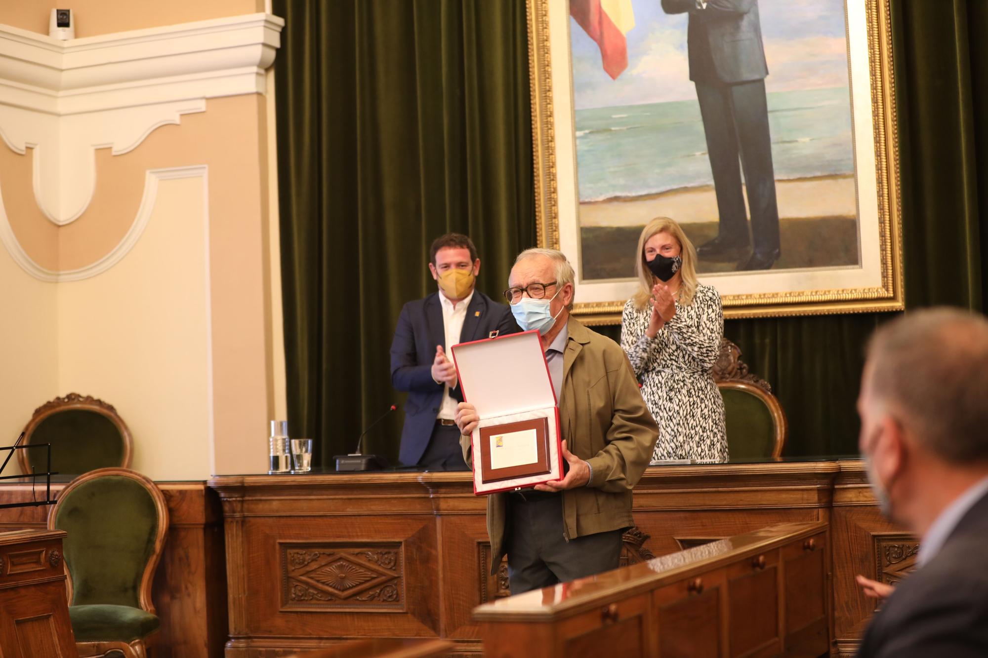 La Fundació Huguet ha entregado los premios de Valenciano y Valenciana del año al personal sanitario valenciano y al cantante de canto de estilo, Pep Martí.