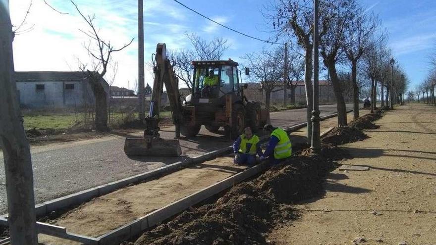 Trabajos de adecuación de una acera.