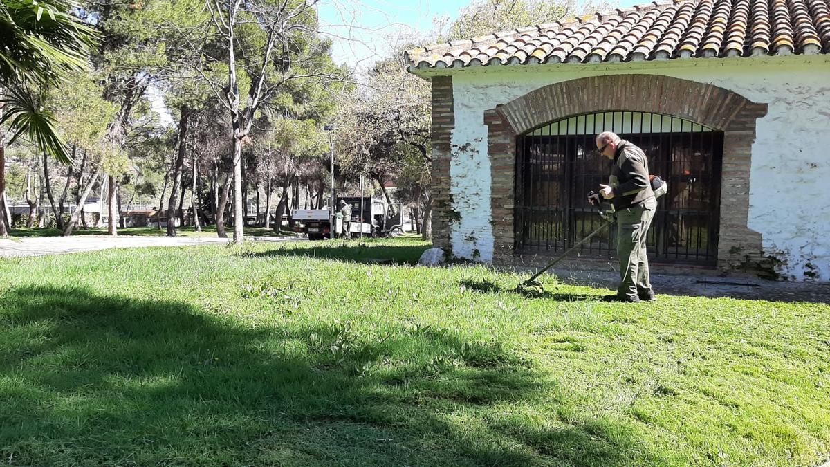 Un operario corta el césped en los jardines del paraje del Termet.