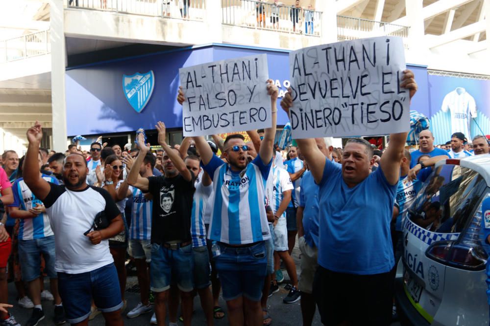 La protesta, convocada para los instantes previos al Málaga - Almería, ha sido más multitudinaria que otras anteriores y ha tenido un cántico más recurrente que otros: ¡Al Thani, vete ya!