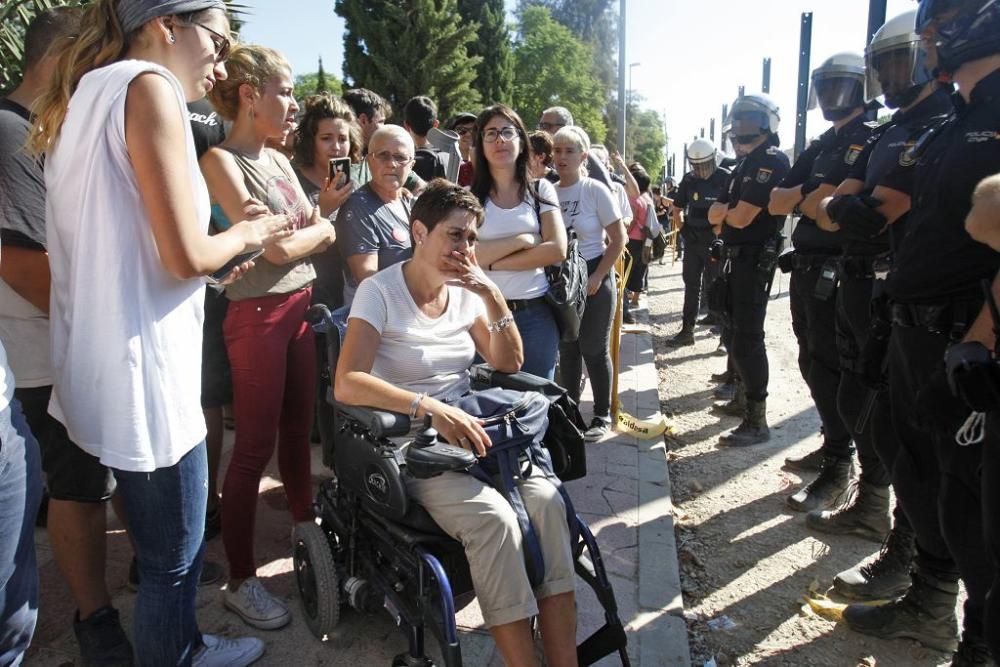 Dos vecinos y un policía heridos durante las prote