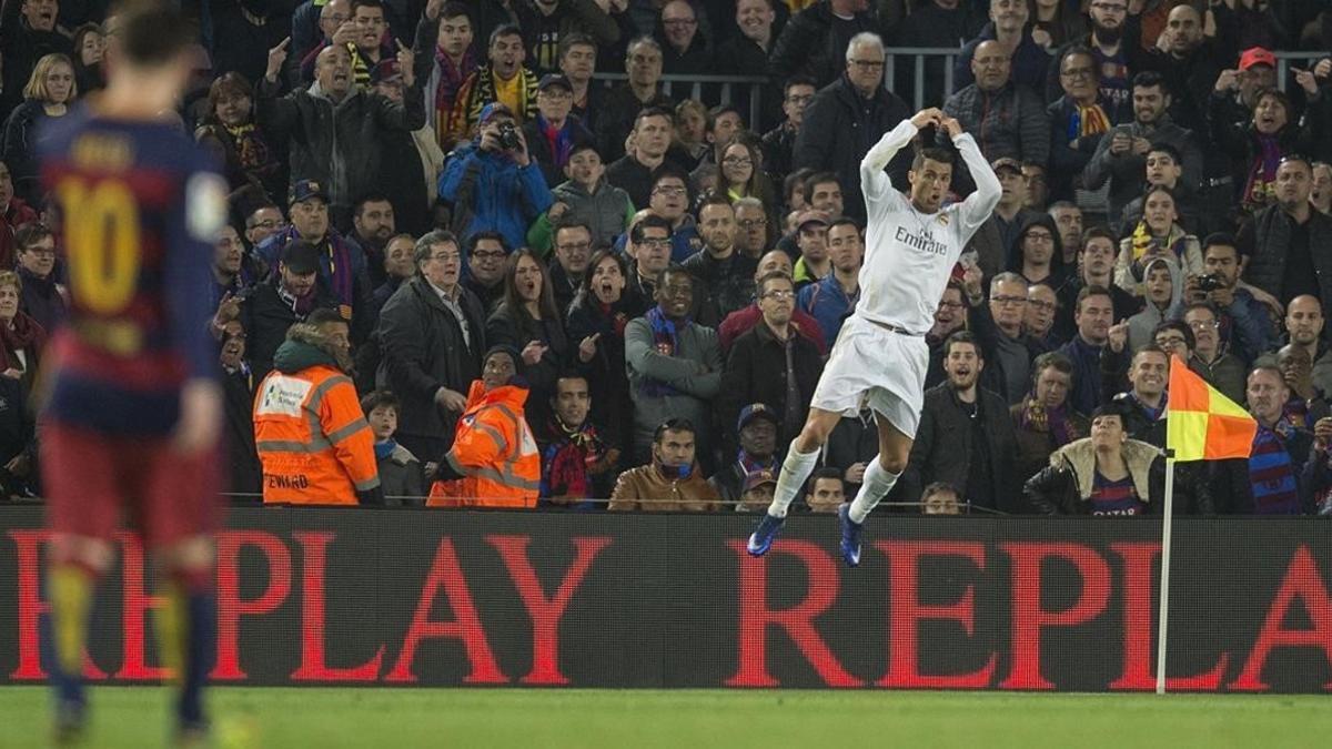 Cristiano Ronaldo salta en la banda para celebrar el segundo gol madridista