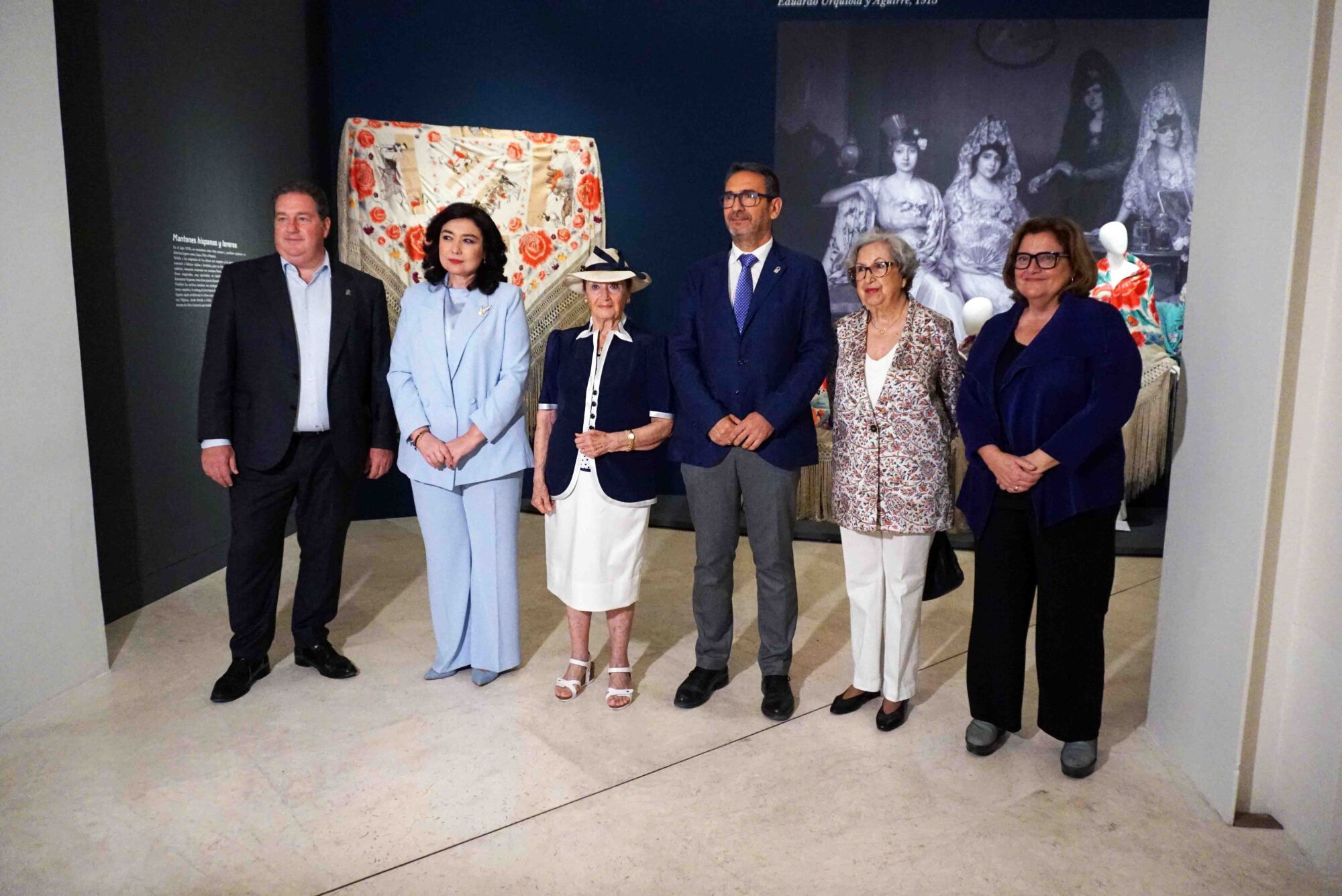 El delegado de Turismo, Cultura y Deporte, Carlos García, presenta la exposición 'El mantón de Manila. Colección Perraut en el Museo de Málaga', con la asistencia de la directora del Museo de Málaga, María Morente; Encarnación Perraut, dueña de la colección de mantones, y su hijo Jesús Burgos Perraut