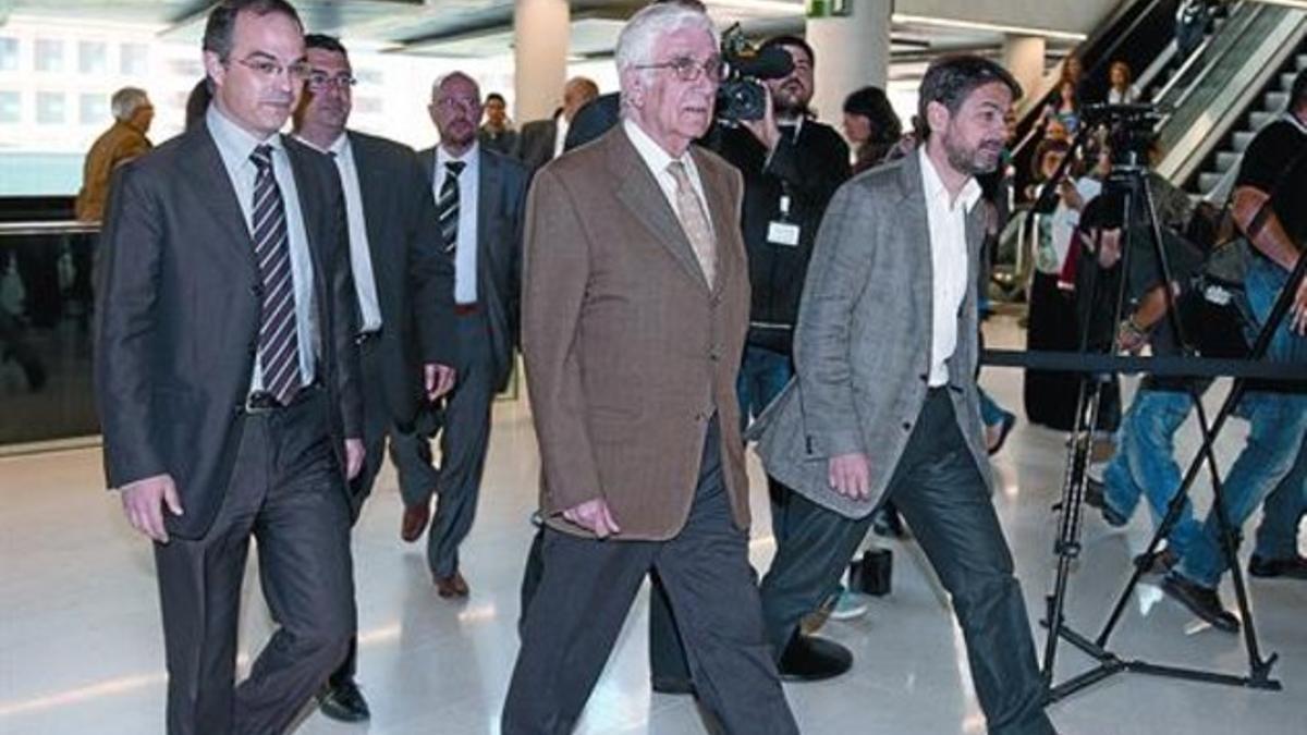 Daniel Osàcar, arropado por Jordi Turull y Oriol Pujol, a su llegada a la Ciutat de la Justícia.