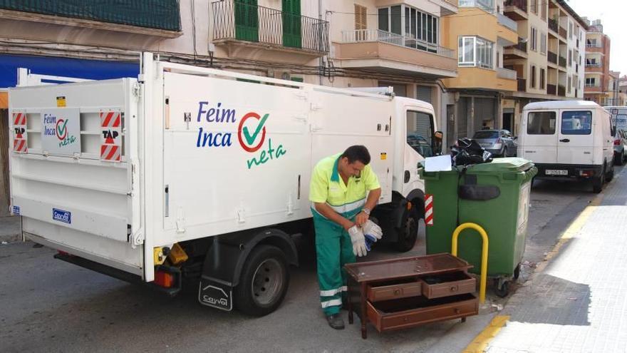 El tratamiento de residuos es el concepto que más gasto público generó en Inca en 2015. En la foto, un camión municipal.