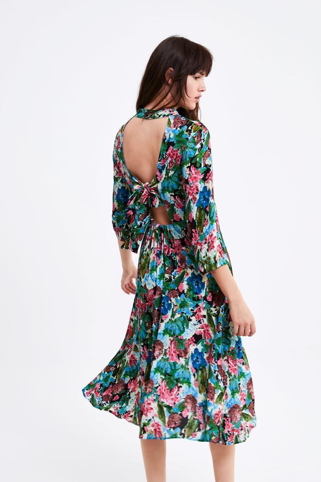 Detalle del escote de la espalda del vestido floral de Zara