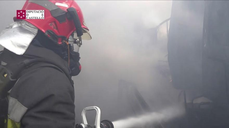 Un camión se incendia y provoca un fuego forestal en Torreblanca