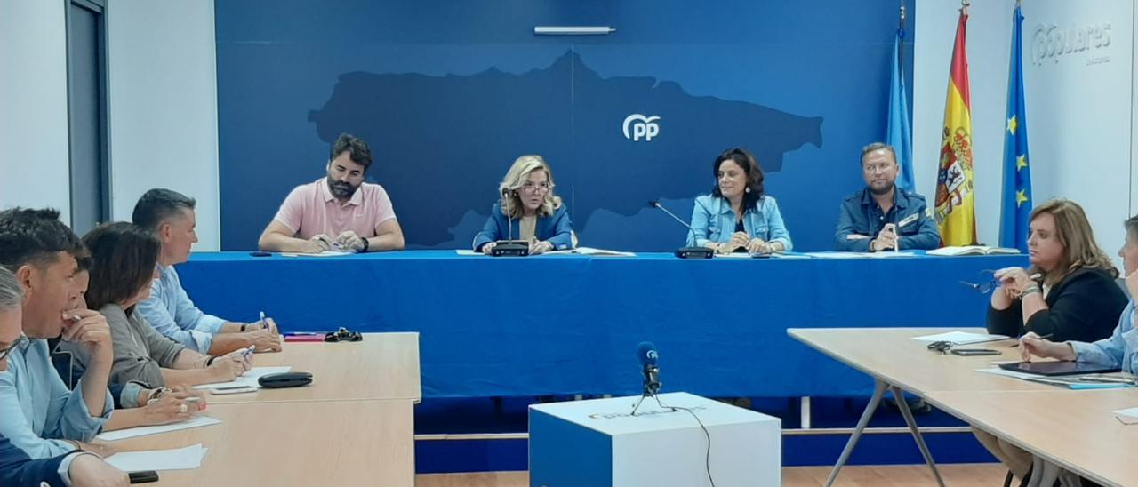 Teresa Mallada, segunda por la izquierda, durante la reunión con los presidentes de las Comisiones de Estudio