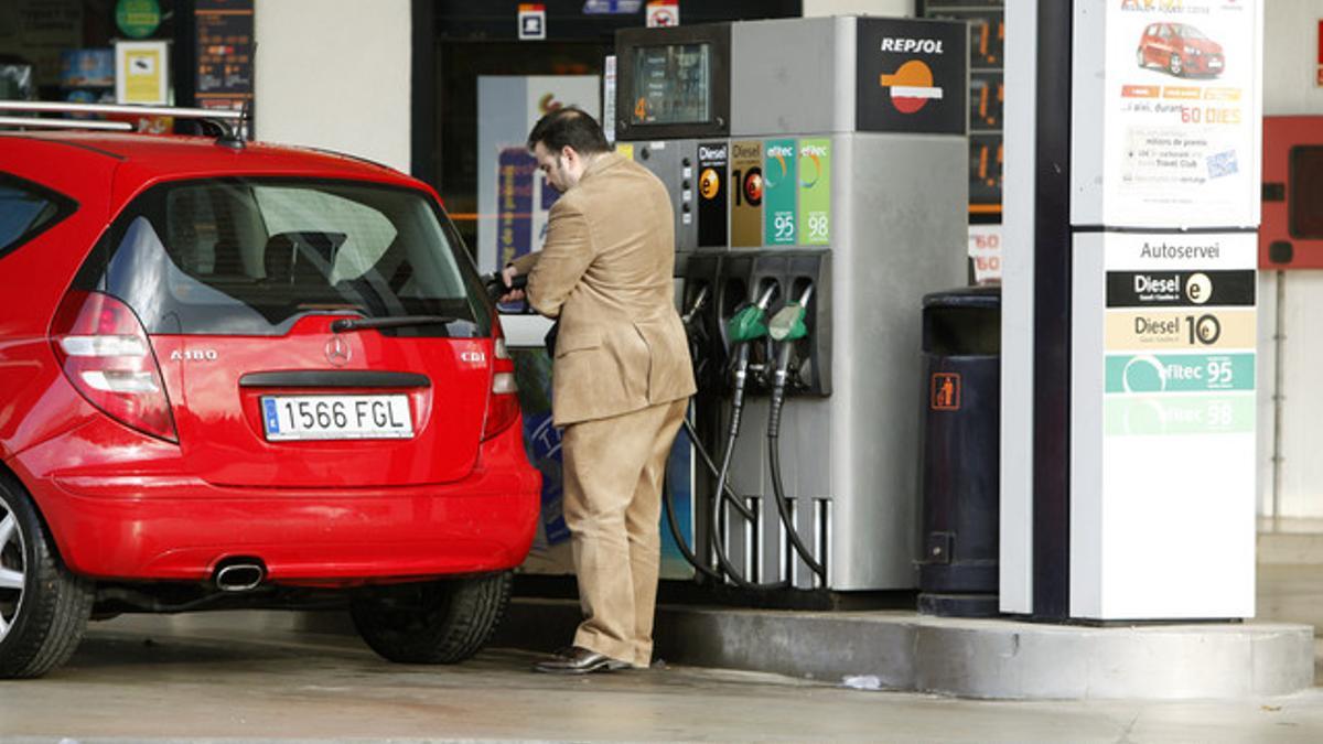 Un hombre pone gasolinera en una estación de servicio de Rubí.