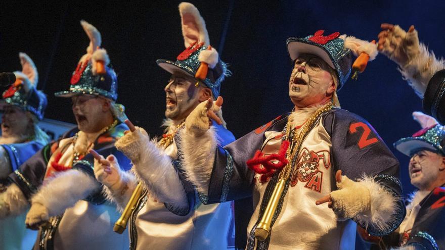 Actuación de los Cornucas Atómicos, dirigidos por Lucas Mujica, a la derecha, ganadores del concurso. | ANDRÉS GUTIÉRREZ